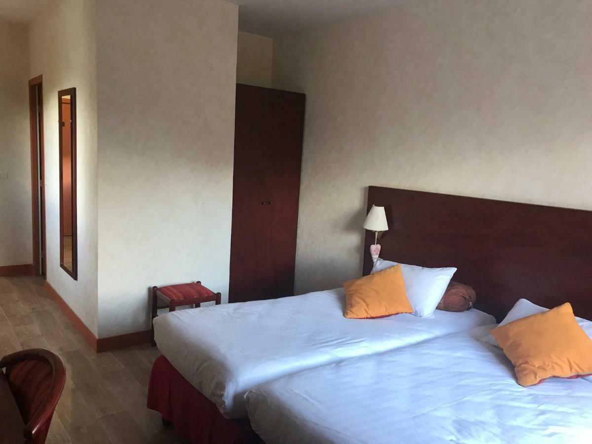 Au Feu De Bois Hotel Amou ภายนอก รูปภาพ